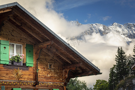 瑞士因特拉肯春天乡村小屋里的花朵与山脉