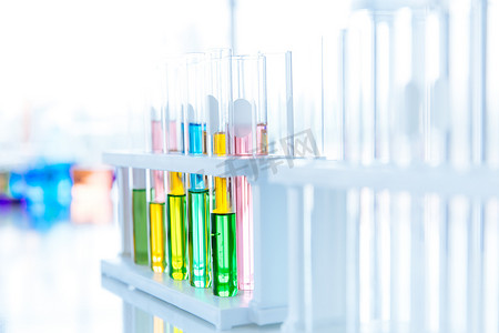 彩色流体背景摄影照片_化学实验室或医学研究实验室彩色液体试管中的彩色混合化学物质，用于先进的医学背景。