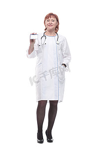 称职的摄影照片_称职的女医生拿着剪贴板大步向前。