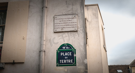 Place du Tertre 面板和纪念大理石牌提醒人们