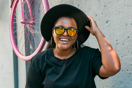 特写肖像时尚千禧一代或 z 一代非洲裔美国女孩，卷发，戴着时尚太阳镜，在城市 — 夏季时髦照片与 Instagram 风格