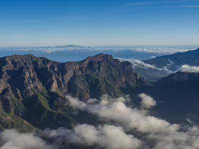 从西班牙加那利群岛拉帕尔马岛 Roque de los Muchachos 山峰看到的火山口 Caldera de Taburiente 国家公园的景观