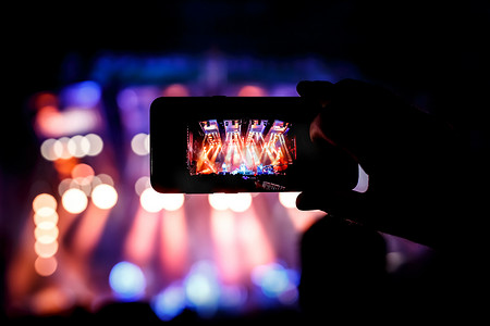 节目单纹样摄影照片_将在线现场音乐会从音乐节目流式传输到社交网络。