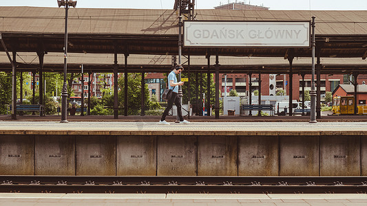 波兰格但斯克 2022 年 5 月，格但斯克格洛尼火车站站台上等待火车的人们。