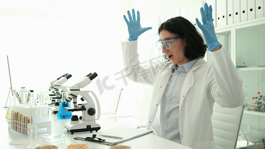 科学家化学家因化学实验室的新发明而欢欣鼓舞并举手