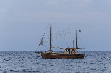 帕纳雷阿岛海岸上的帆船