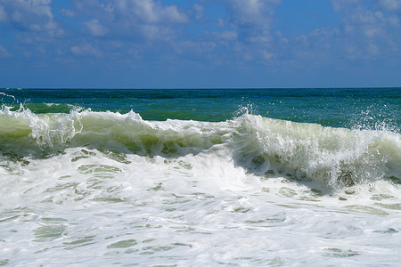 巨大的白色海浪冲击着海岸