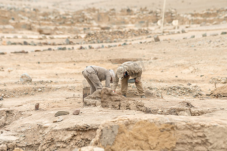 考古学家寻找古代文明的遗迹