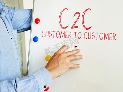 经理展示客户对客户的 C2C 商业模式。