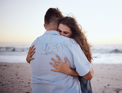日落时分，在海边或大海的沙滩上约会时，与一对情侣在海滩上进行爱、拥抱和浪漫。