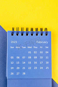 2023 年 2 月 2023 年月度台历，蓝色和黄色背景。