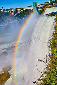 雾蒙蒙的美国瀑布和彩虹桥，在尼亚加拉瀑布有令人惊叹的彩虹