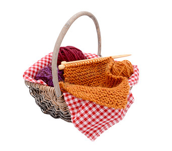 紫色、红色和橙色羊毛，编织在篮子里