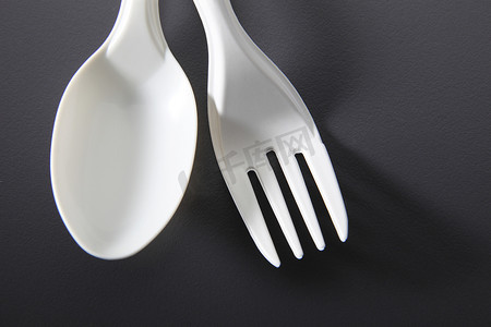 塑料叉子摄影照片_塑料叉子和勺子