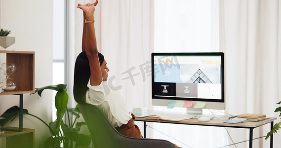 文案创意摄影照片_伸展、办公桌和带电脑的女性进行网站设计、SEO 营销或文案规划，努力工作。