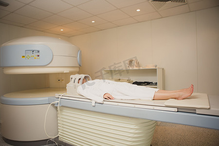 断层扫描仪摄影照片_通过计算机断层扫描对患者进行扫描和诊断