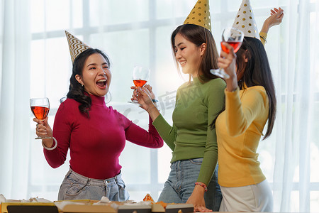生日聚会上的朋友们用香槟和披萨碰杯，享受圣诞假期，桌上的披萨。