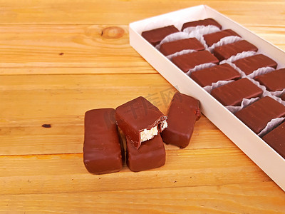 木制背景盒子里的各种甜巧克力