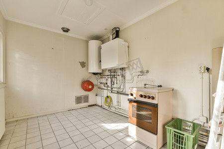 火炉摄影照片_一间带炉灶和热水器的旧厨房