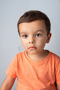 可爱的三岁男孩肖像