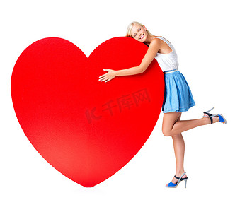 情人节、白色背景的海报或木板，在工作室里，红心女人的拥抱、表情符号和爱。