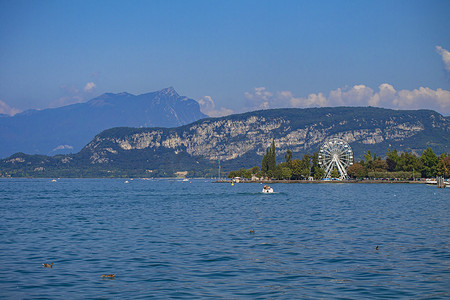 辛达加摄影照片_从 Bardolino 14 欣赏意大利加尔达湖的景色