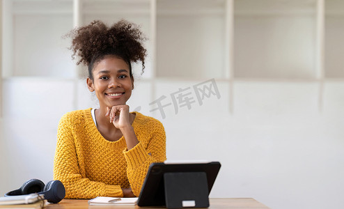 黑人女学生在线学习课程与老师远程学习在线视频通话，女孩用电脑笔记本电脑在线学习语言