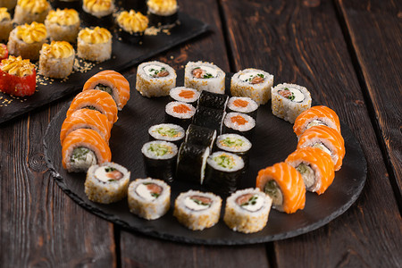 卷配有鱼虾和鱼子酱寿司特写 — 亚洲美食和日本料理概念