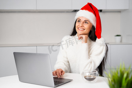 戴着圣诞老人帽子的令人兴奋的快乐女人想象着快乐的圣诞节或新年假期