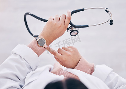 顶视图、手或医生在医院时间表、延迟预约或医疗生物识别中检查手表。