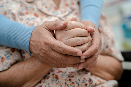 长辈鼓励摄影照片_护理人员在护理医院牵着手亚洲老年女性患者的爱、关怀、鼓励和同理心，健康强大的医疗理念。