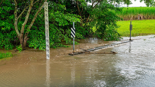 热带强降雨导致溪路洪水泛滥