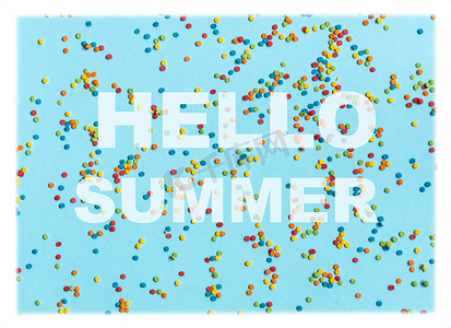 在蓝色 bsckground 上用彩色圆点发短信你好夏天。