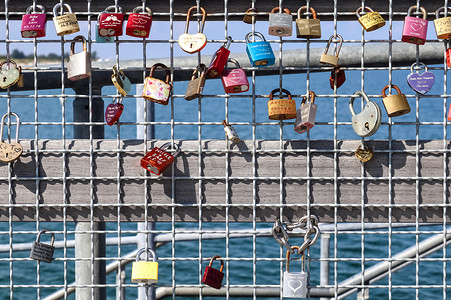 杰尔摄影照片_杰尔马波罗的海海滩的码头上挂着许多爱情锁