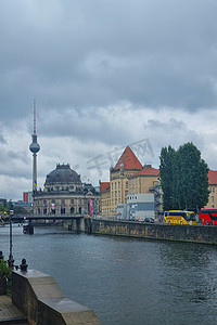 德国柏林河摄影照片_德国柏林，2022年10月2日：施普雷河上的柏林。