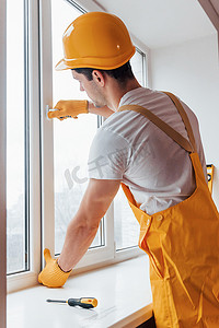 家杂摄影照片_黄色制服的杂工安装新窗口。