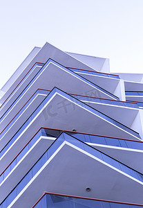 阿联酋迪拜 — 03.26.2021 迪拜硅谷绿洲区一栋宾哈蒂蓝宝石建筑的正面。