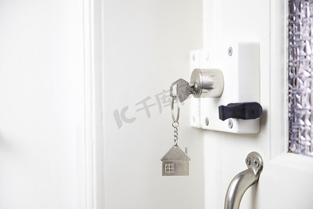 特写门锁钥匙、房地产概念门把手、钥匙插入锁定和安全复制空间、房屋、酒店、公寓、新家居概念