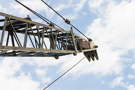 蓝天背景上的旧起重机或金属结构和吊索