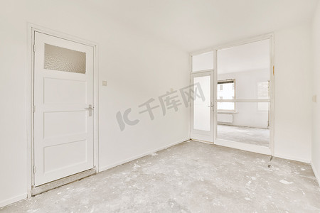 一间空荡荡的卧室，有白色的门和白色的墙壁