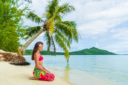塔希提岛波拉波拉岛法属波利尼西亚海滩度假旅行-女人放松