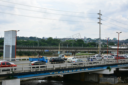 马科斯高速公路和桥梁在马里基纳，菲律宾