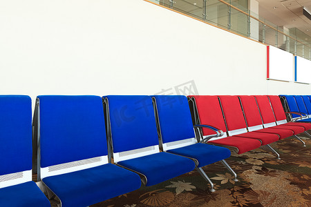 机场椅子摄影照片_机场椅子空了
