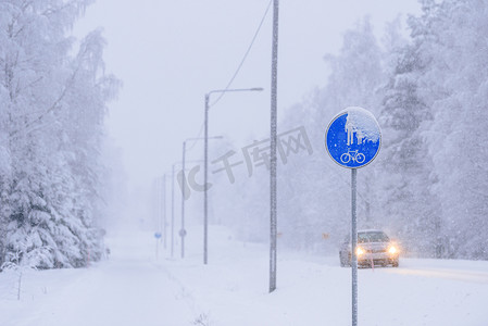 冷行人摄影照片_冬季道路上自行车道和行人的标志