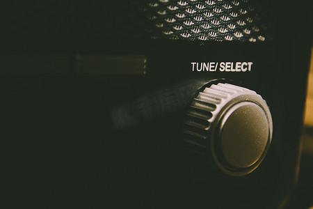 复古模拟收音机上的“调谐选择”按钮。