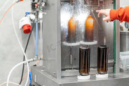 啤酒厂自动灌装啤酒瓶的机器