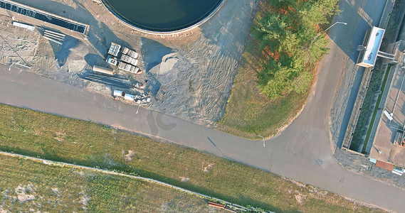 曝气池摄影照片_现代污水处理厂污水处理设施曝气水净化池鸟瞰图