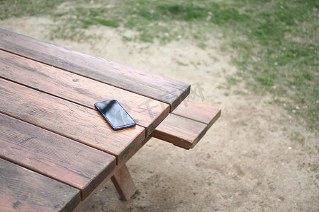 iphone手机备忘录摄影照片_将智能手机忘在公园长椅上，丢失智能手机
