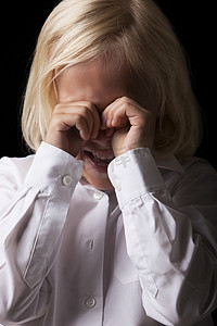 小女孩的哭泣摄影照片_小女孩在工作室哭泣的肖像