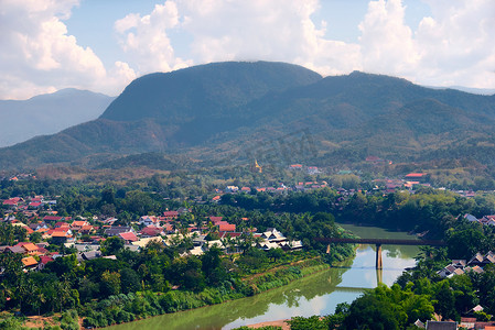 老挝琅勃拉邦镇和南康河。